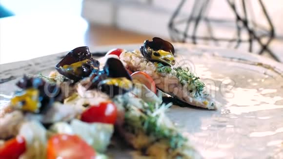 现代盘子配上时尚装饰的美味鱼盘配上蘑菇和蔬菜视频的预览图
