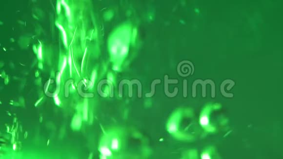 绿色液体接近倾盆大雨视频的预览图