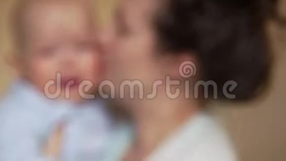 一岁的婴儿在母亲的怀里哭亲密的肖像母亲日子视频的预览图