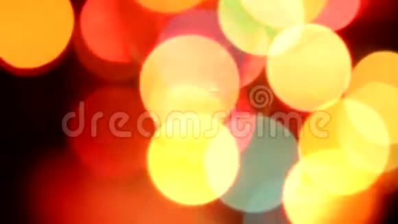 彩色抽象模糊的光线背景在夜晚lub圆形bokeh灯节日视频的预览图