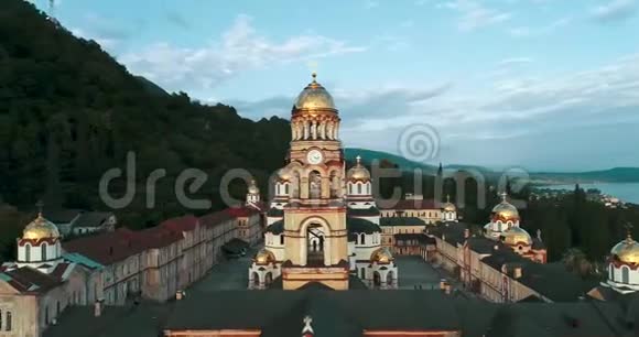 新阿索斯修道院基督教景点全景拍摄无人机视角视频的预览图