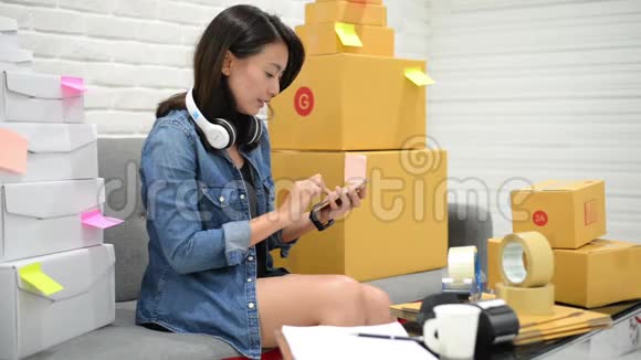 中小企业自由职业亚洲妇女有一个仓库用来发送给客户中小企业企业家概念视频的预览图