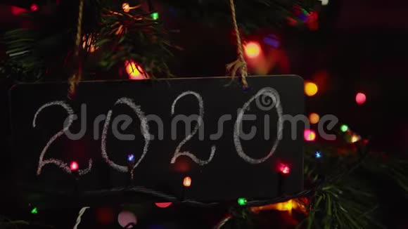 悬挂在树枝上的刻字黑板是圣诞树视频的预览图