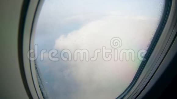 飞机在云层中飞行从机舱窗口观看视频的预览图