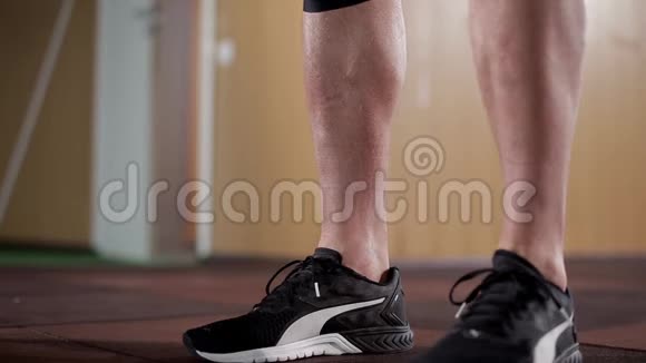 穿运动鞋的年轻男性举重运动员举起杠铃视频的预览图