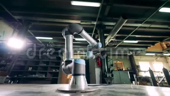 金属机器人装置机械地运转视频的预览图