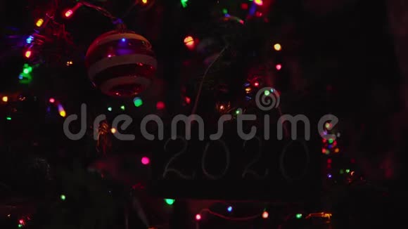 悬挂在树枝上的刻字黑板是圣诞树视频的预览图