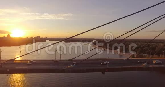 在Dnipro上空一座华丽的吊桥上移动汽车的空中视频的预览图