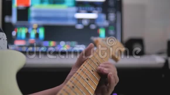音乐艺术家弹吉他在混音室中记录音乐创作过程中的黑暗和谷物加工视频的预览图