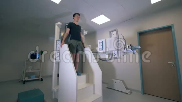 X射线扫描仪程序下的人视频的预览图
