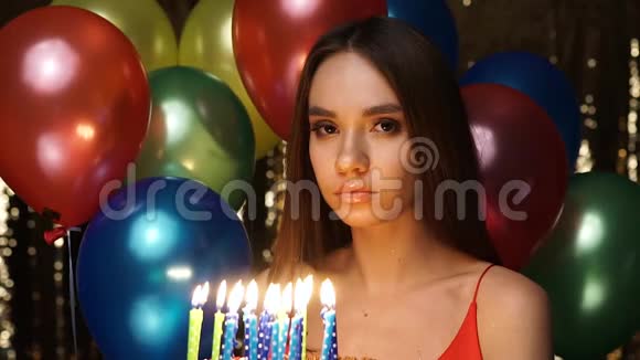 生日派对上悲伤的女人拿着蜡烛蛋糕视频的预览图