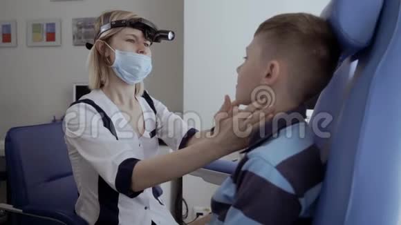 医生检查小男孩的腺体视频的预览图