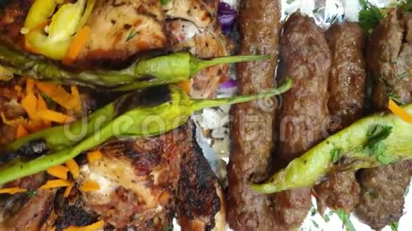 埃及烧烤中东烧烤牛肉和鸡肉配菜视频的预览图