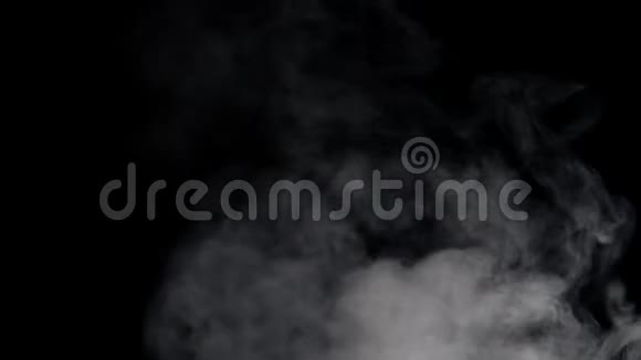 白色烟雾漂浮在黑色背景上视频的预览图