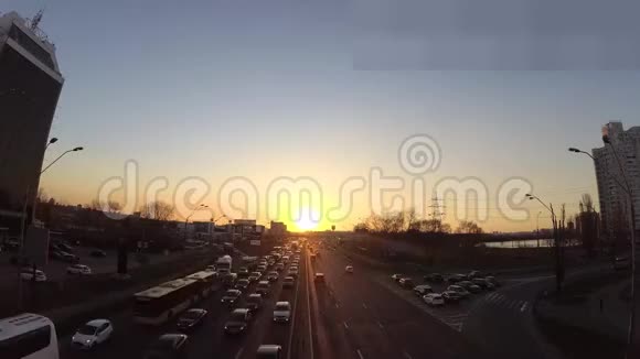 时光流逝城市春天的日落加速了汽车交通道路上的交通堵塞晴朗的天空大角度基辅Uk视频的预览图