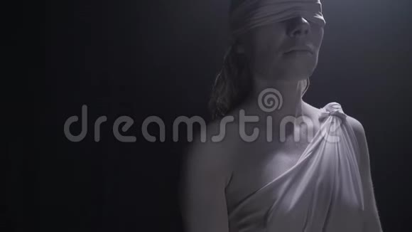 戴着眼罩的圣米斯活大理石雕像正在摆姿势4k视频的预览图