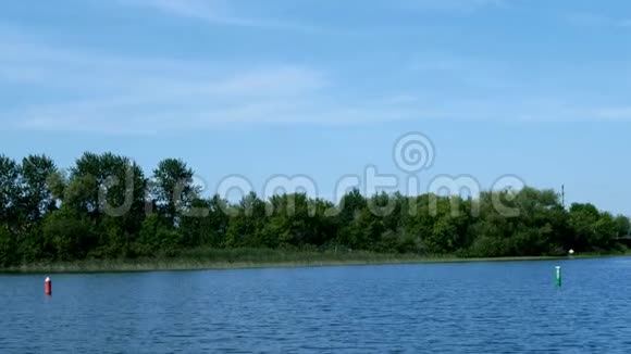 在明尼苏达州的密西西比河上欧文湖和贝米吉湖之间密西西比河上的前两个湖泊视频的预览图