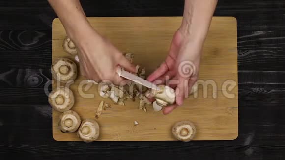 清洗蘑菇作为烹饪过程的一部分根据家庭烹饪的配方或准备蘑菇冷冻视频的预览图