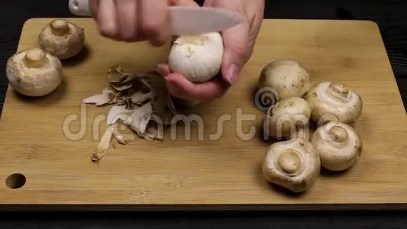 清洗蘑菇作为烹饪过程的一部分根据家庭烹饪的配方或准备蘑菇冷冻视频的预览图