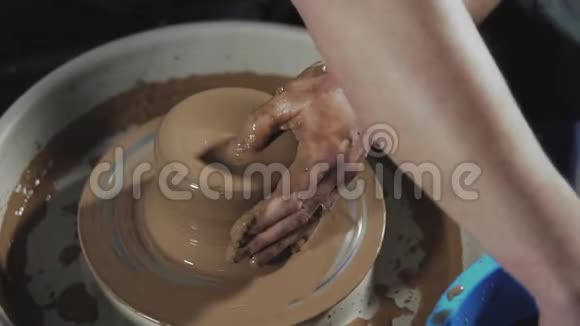 陶工手用粘土工作的俯视图陶塑粘土制品视频的预览图