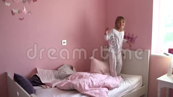少女在床上跳跃的慢动作序列视频的预览图