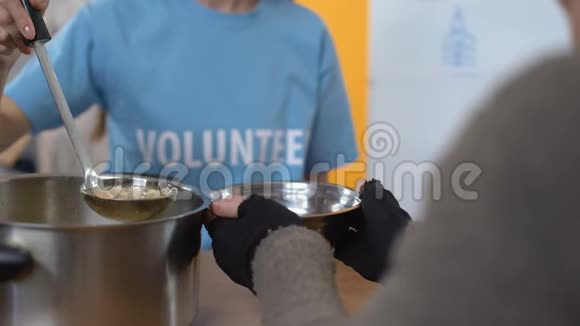 女志愿人员在收容所提供汤照顾穷人慈善项目视频的预览图