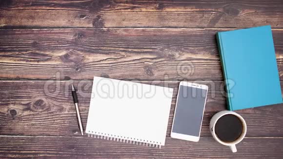 在桌子上订手机和打开笔记本喝咖啡视频的预览图