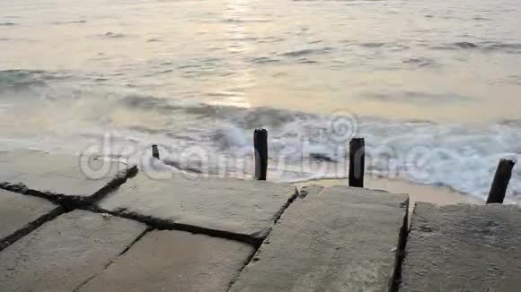 傍晚时分在海浪的映衬下用木板铺成了一条阳光普照的小路视频的预览图