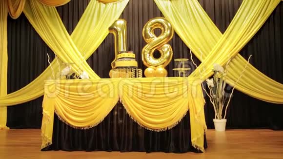 18岁生日快乐金色气球带蛋糕和舞台装饰视频的预览图