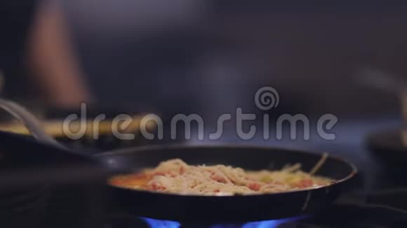 餐厅的厨师用煎锅做炒鸡蛋视频的预览图