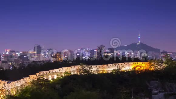 首尔市将首尔塔和旧墙夜景韩国视频的预览图