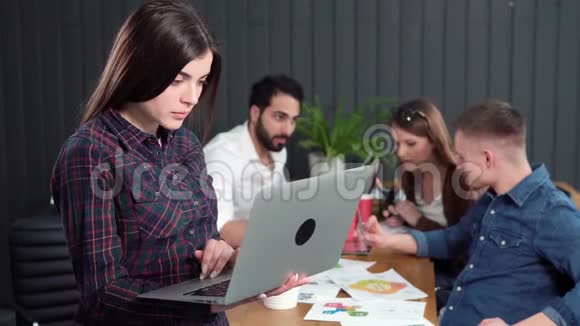 女人用笔记本电脑视频的预览图