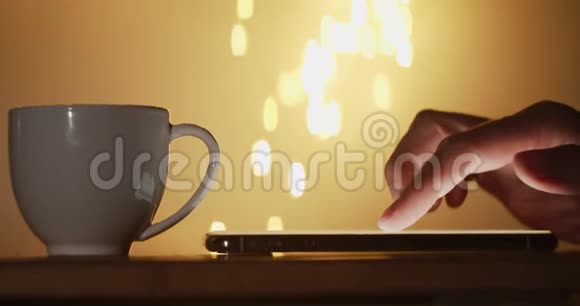 手机屏幕上滑动手指的特写视频的预览图