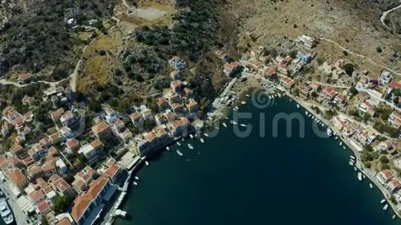 美丽的希腊塞米西米岛的空中镜头岛中央有五颜六色的房子和小船视频的预览图