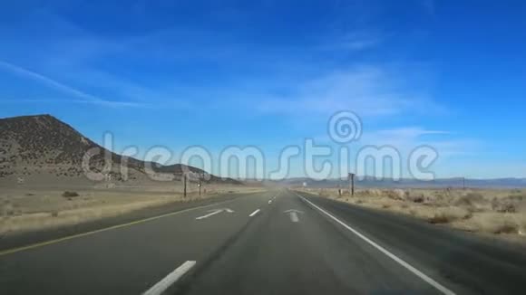 在死亡谷沿沙漠公路行驶视频的预览图