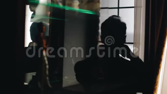 男性的轮廓反射在玻璃上视频的预览图