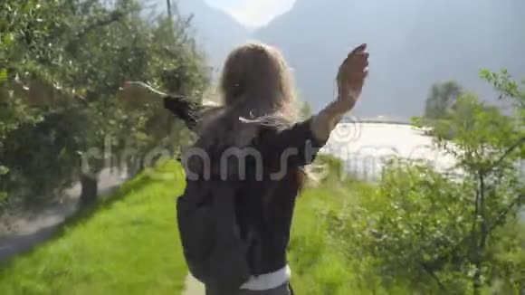 少女沿着河走视频的预览图