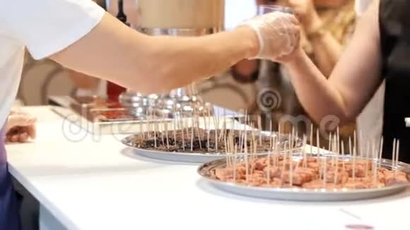 在自助餐厅工作的人做食物碎片的人视频的预览图