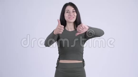 快乐的年轻迷茫的女人选择竖起大拇指视频的预览图