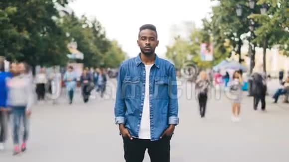 缩小压力过大的非裔美国男性在大都市里站在街上看镜头的时间推移视频的预览图