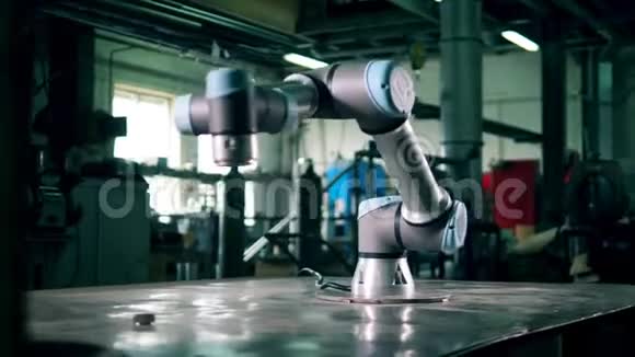 工业机器人正在移动同时被连接到桌子上视频的预览图
