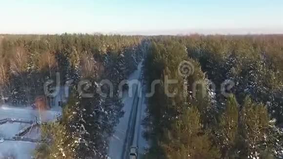 林中冬季道路的航拍照片视频的预览图