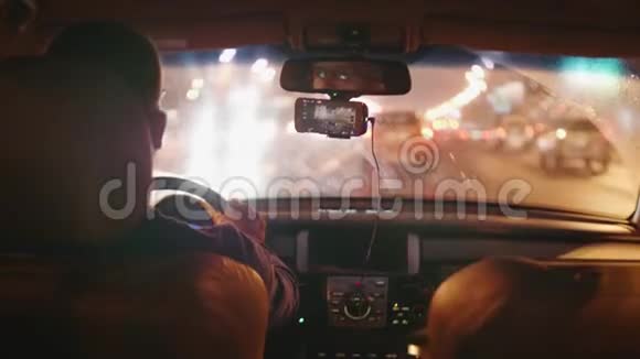 傍晚时分人们在城市的道路上驾车的后景视频的预览图