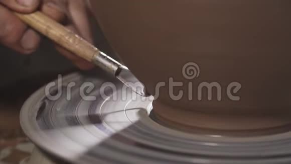 陶工在陶工车轮上用陶工具塑造粘土制品波特手视频的预览图