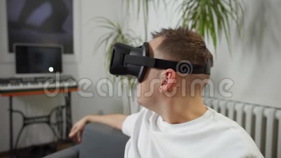 穿白色衬衫的男人在家中虚拟现实谷歌视频的预览图
