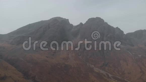 苏格兰一座雄伟的巨大岩石蒙罗山的空中倒影视频的预览图