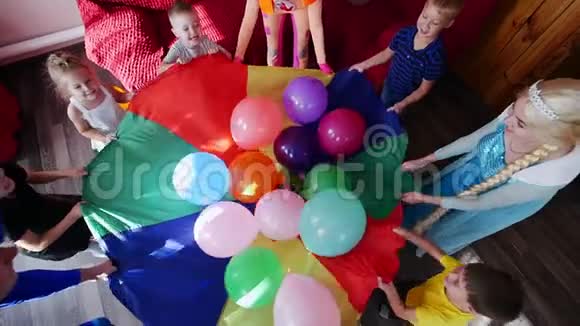 有动画师的孩子们把气球扔起来孩子们假期动画师的表演视频的预览图
