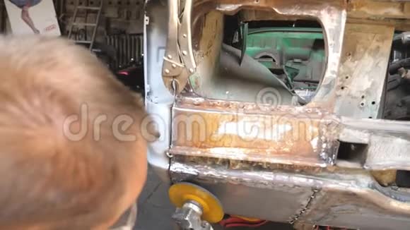 男焊机抛光汽车与电气专业设备在车间修理工或修理工视频的预览图
