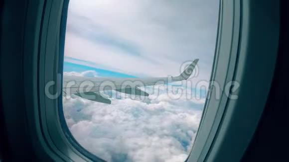 一架现代飞机在云层中飞行得很快视频的预览图