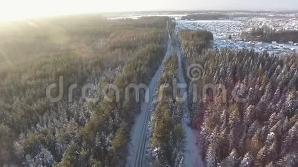 林中冬季道路的航拍照片视频的预览图